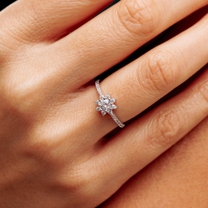 Stř&iacute;brn&yacute; prsten "Květina"