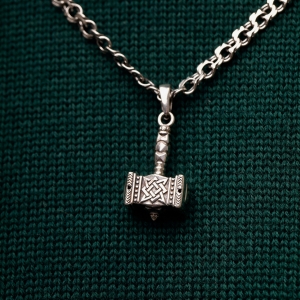 Stř&iacute;brn&yacute; př&iacute;věsek "Kladivo"