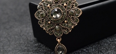 Возвращение к прошлому: история и стиль ретро-брошей